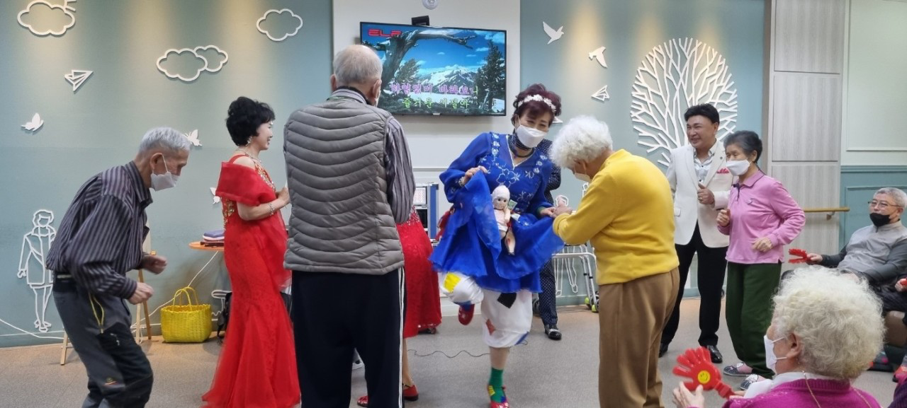 한복을 입고 함께 어울리는 회상·예술 치료 시간